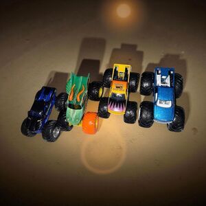 Hot Wheels Monster Jam Dragon Big Foot Black Stallion & Predator Diecast A37